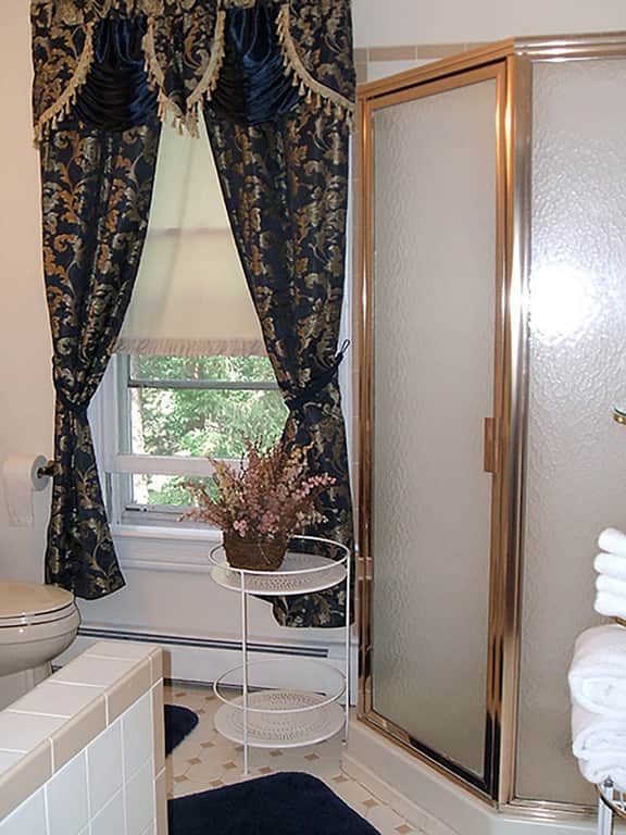 Nelson Pines - Blue Room - Image 5