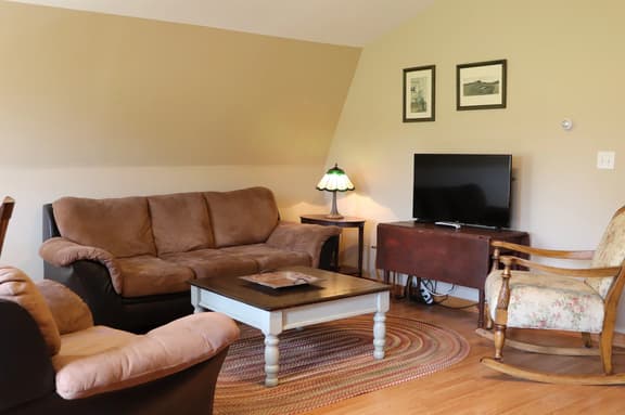 Breezy Acres Farm Apartment 2 - Image 1